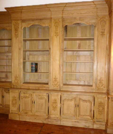 Boiseries anciennes remontées en bibliothèque