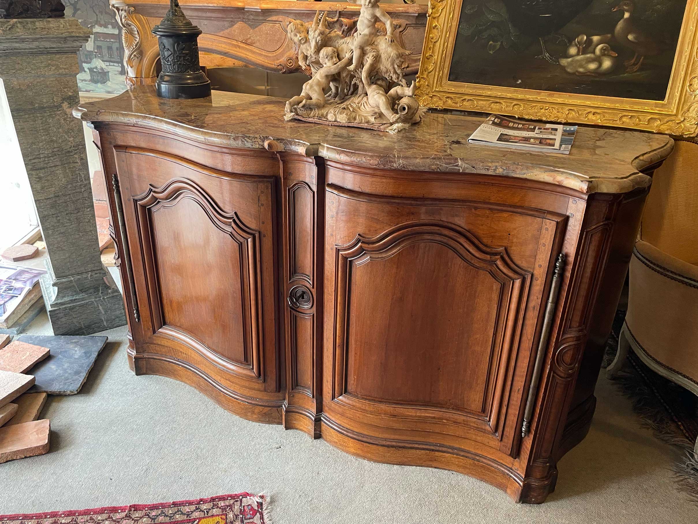 Buffet de boiserie galbé 18ème siècle, dessus en marbre