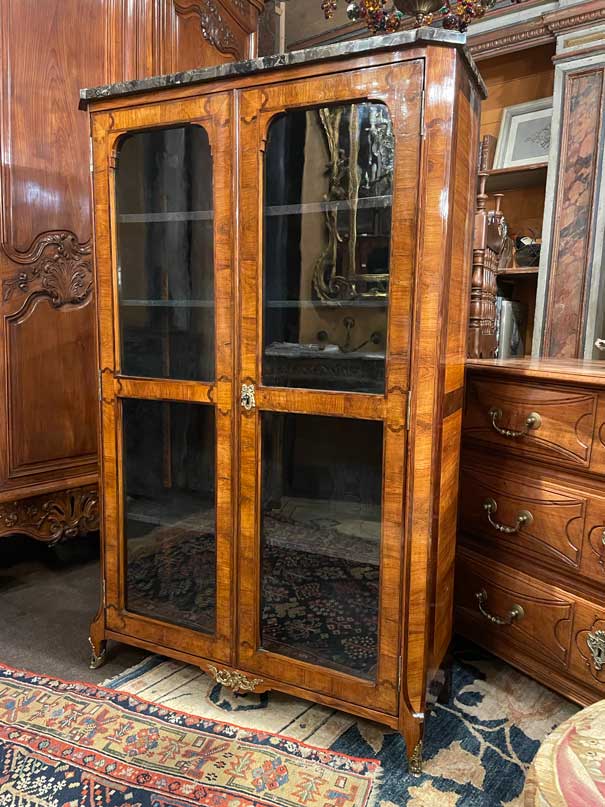 Très jolie vitrine Louis XVI 18ème siècle marqueterie