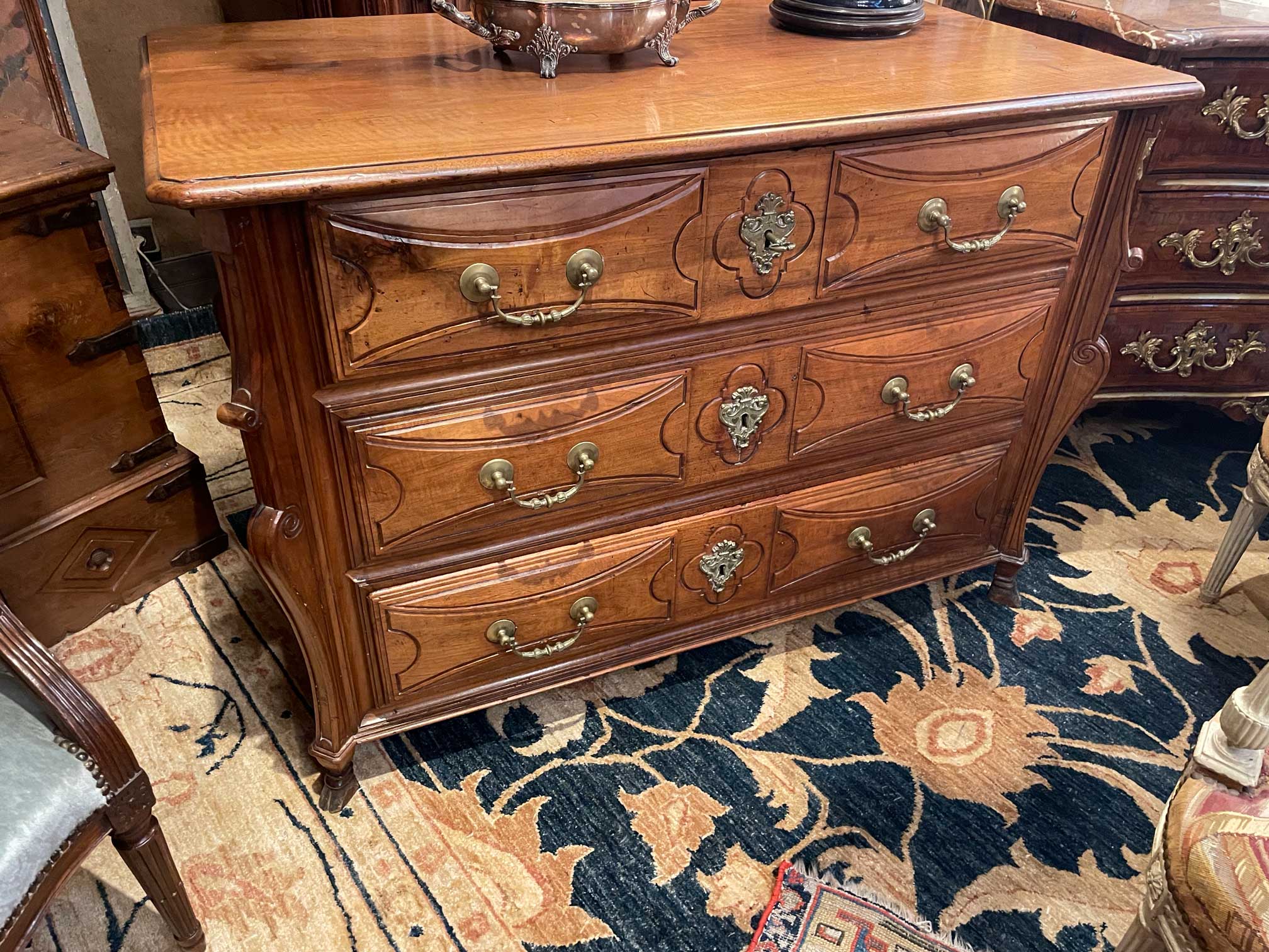 Commode Mazarine fin 17ème siècle en bois naturel