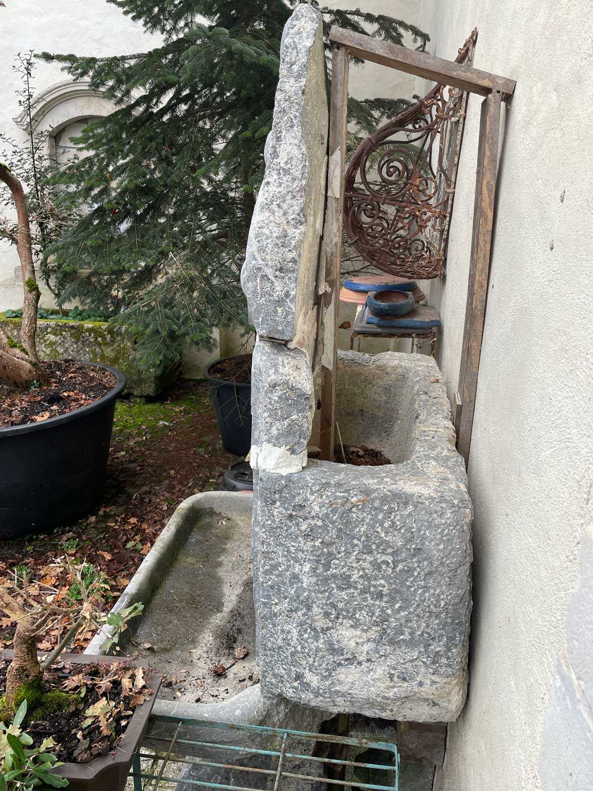 Fontaine d'intérieur de château béarnais 18ème siècle